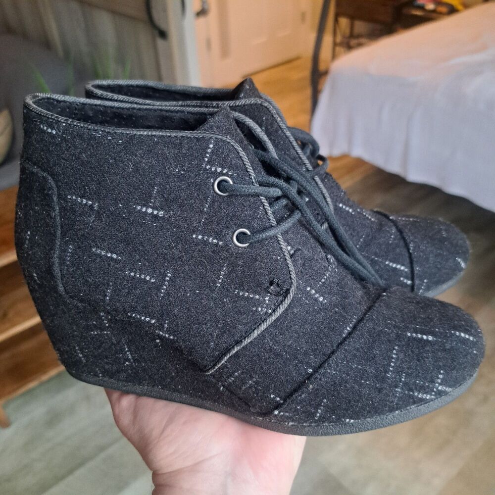 Toms Size 7 Women's Desert Wedge Lace Up Ankle Booties Black Gray Dotted Wool